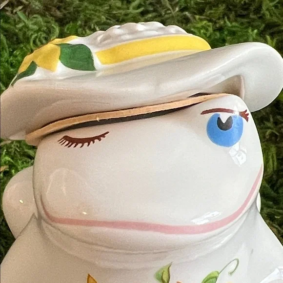 VINTAGE AVON 1980s "Flirtatious Frog" ceramic pomander or potpourri holder. - Picture 3 of 17